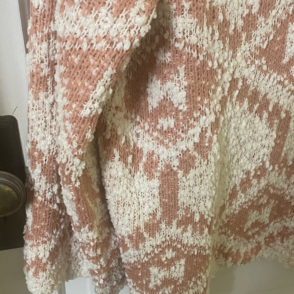 POL V-Neck Sweater - Cream and Peach Oversized will fit up to a large. - Picture 6 of 12